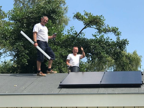 Vrolijkheid_op_het_dak_zonnepanelenmonteurs