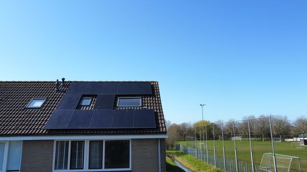 Zonnepanelen geplaatst in Lelystad naast een voetbalclub