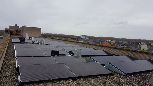 Zwarte zonnepanelen op een plat dak van ikwilzonneenergie.nl