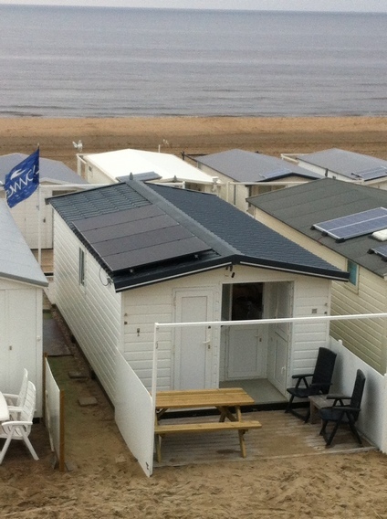 Strandhuisje met zonnepanelen